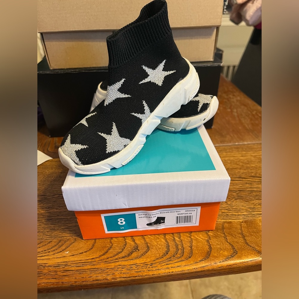 Hoo toddler black with silver star sneakers